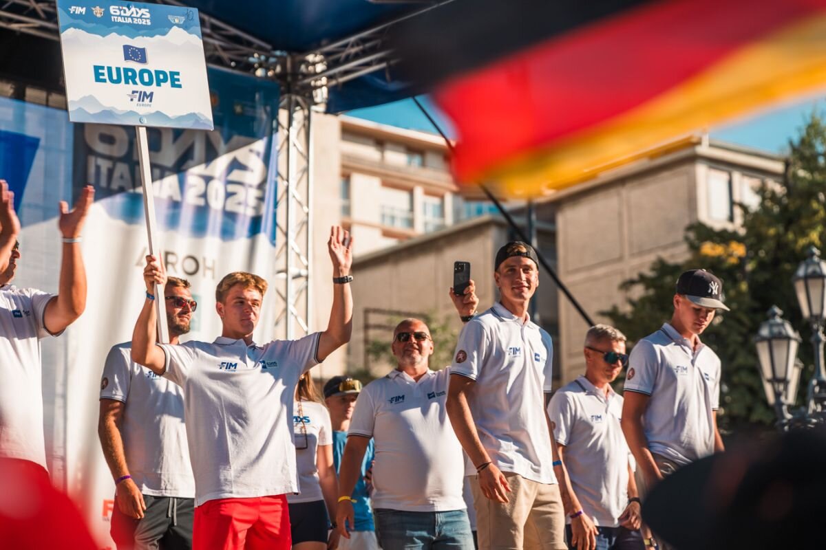 開会式に参加する各国のライダー