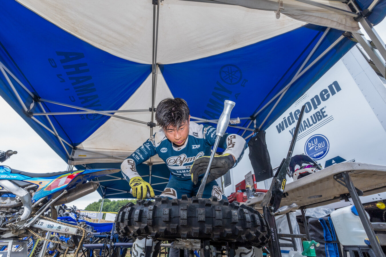 馬場選手のタイヤ交換作業写真