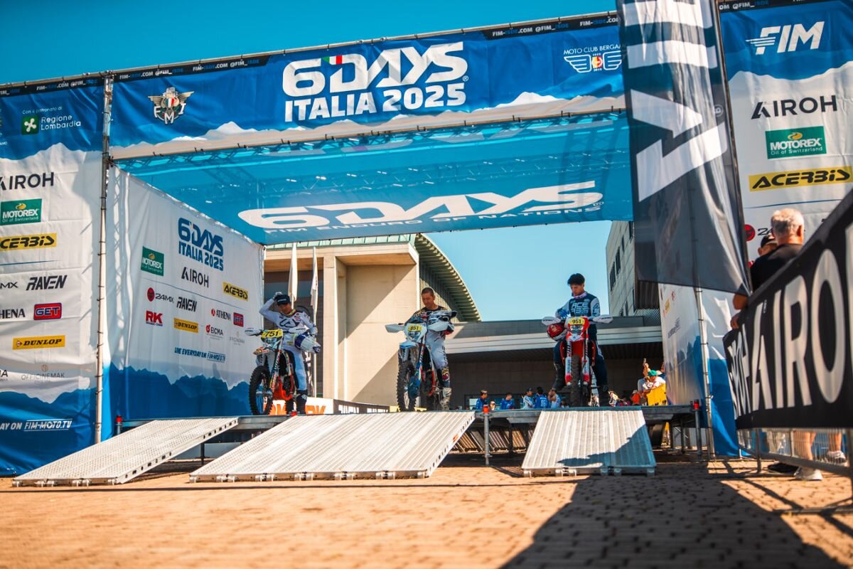 スタートを待つライダーたち