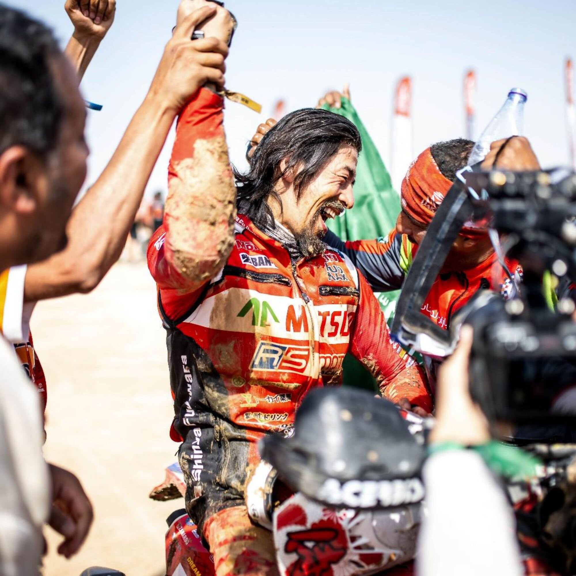 骨折、複視、そして歓喜のゴールへ。藤原慎也、Metzelerと共に挑んだ「ダカール・ラリー2026」完走レポート