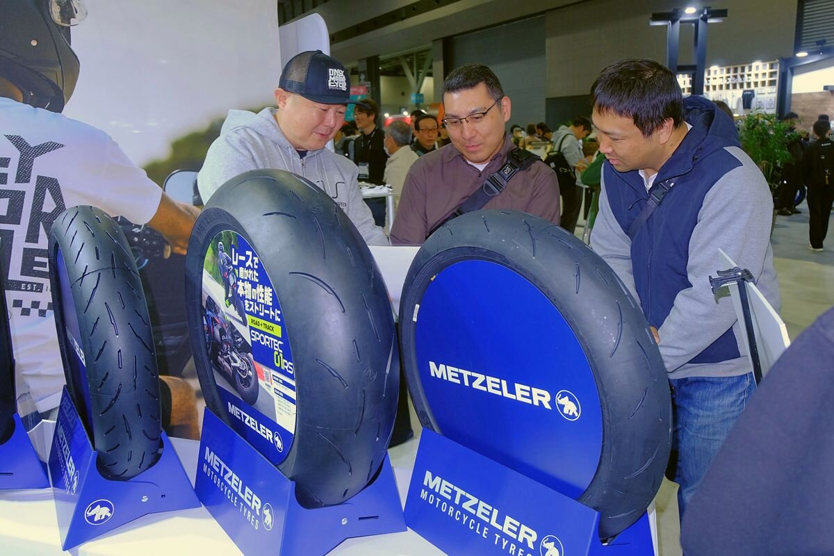 スタッフに説明を求める来場者