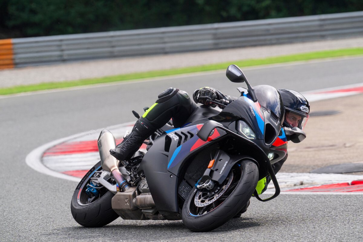 SPORTEC 01 RSを装着したモーターサイクルのスポーツ走行