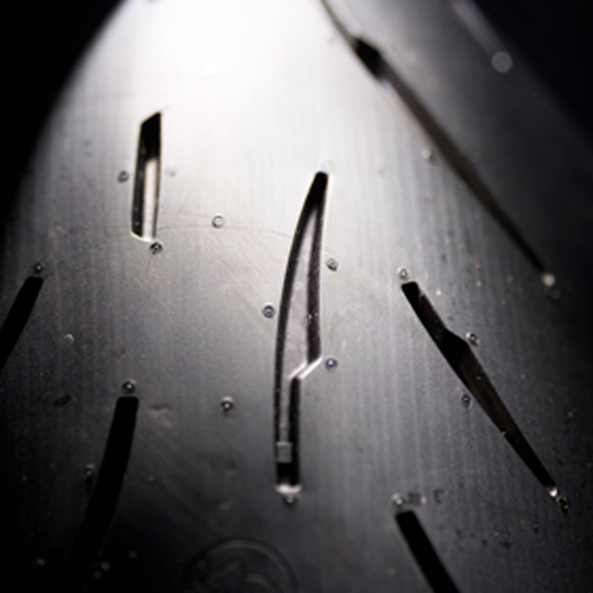 SPORTEC™01　製品解説②｜DYNATREAD™テクノロジーでタイヤの知能化が進んだ