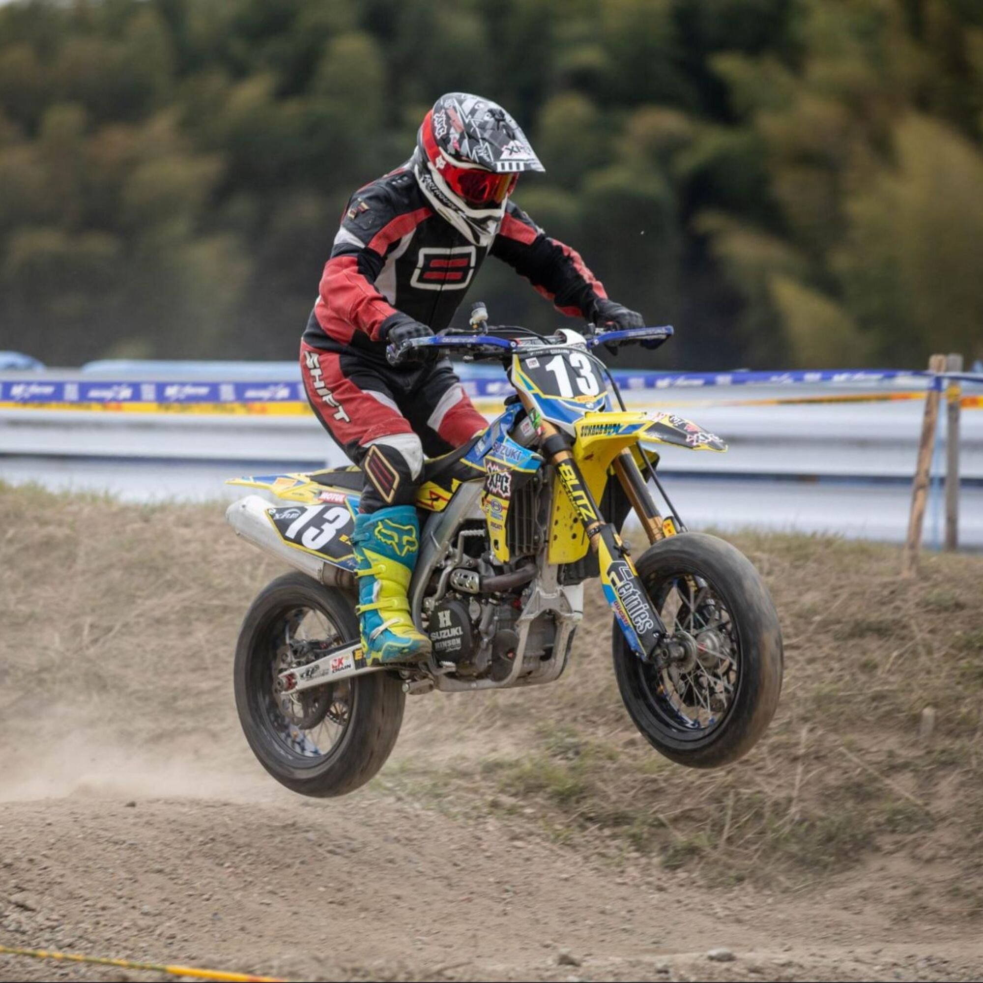 全日本スーパーモト開幕戦 美浜｜オフロードの猛者たちが、メッツラーRACETEC™ SMを携えてターマックの舞台に殴り込み