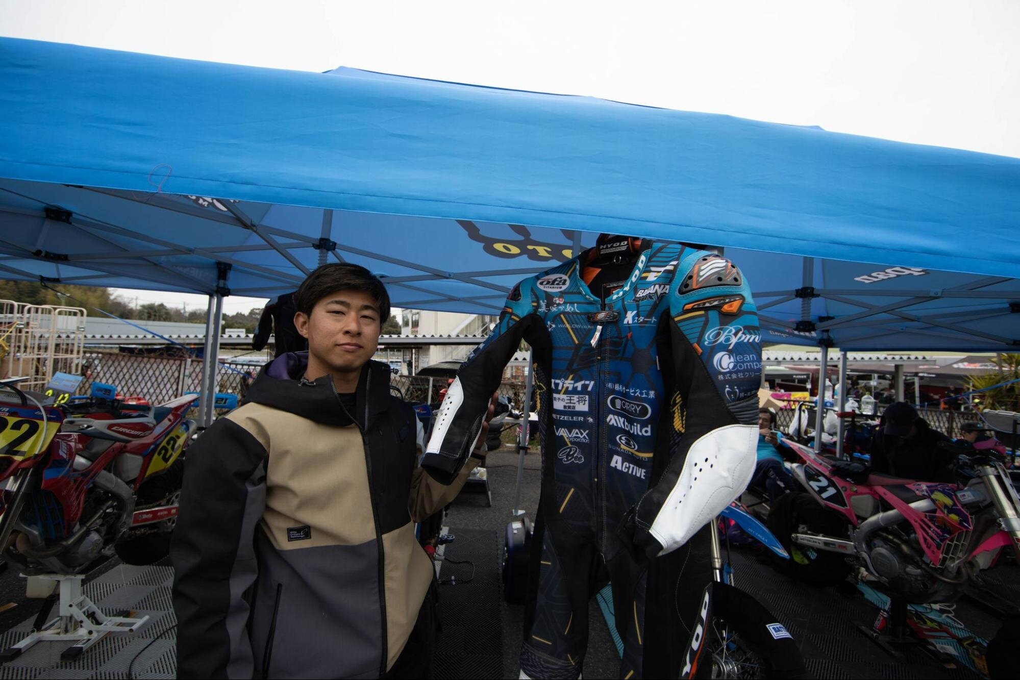 テント前に立つ馬場亮太選手