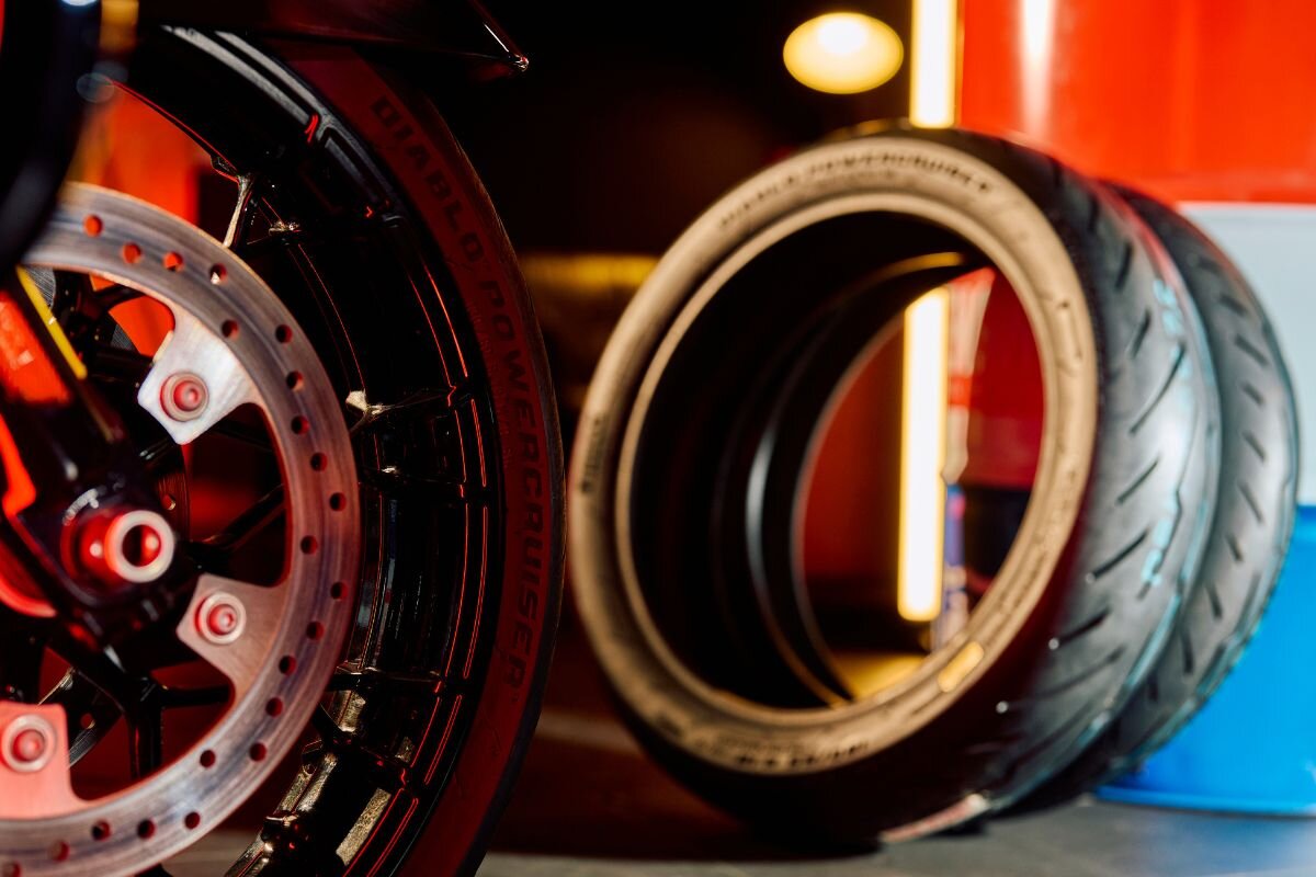 室内に展示されたディアブロパワークルーザー