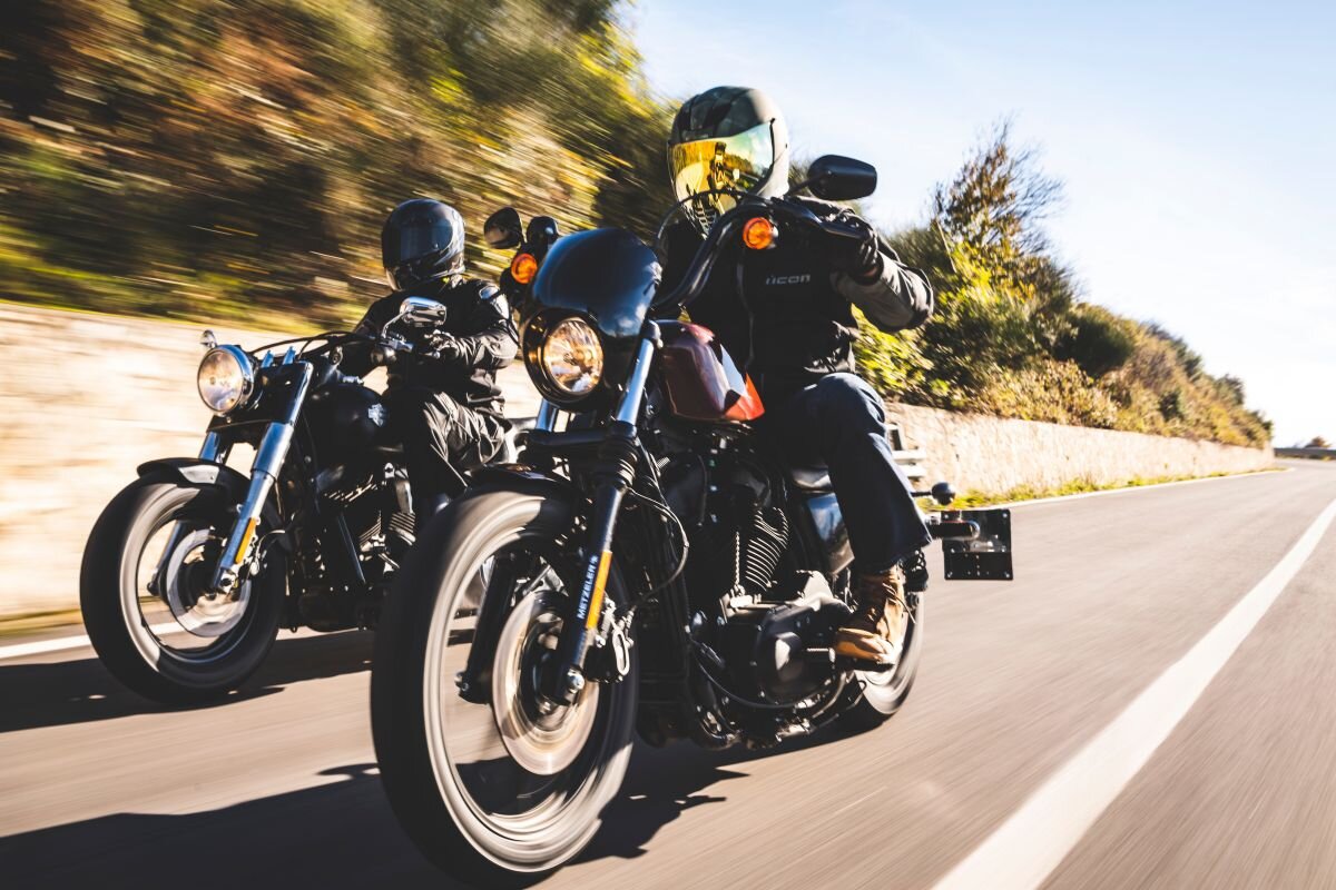 クルーザーバイクが疾走する様子