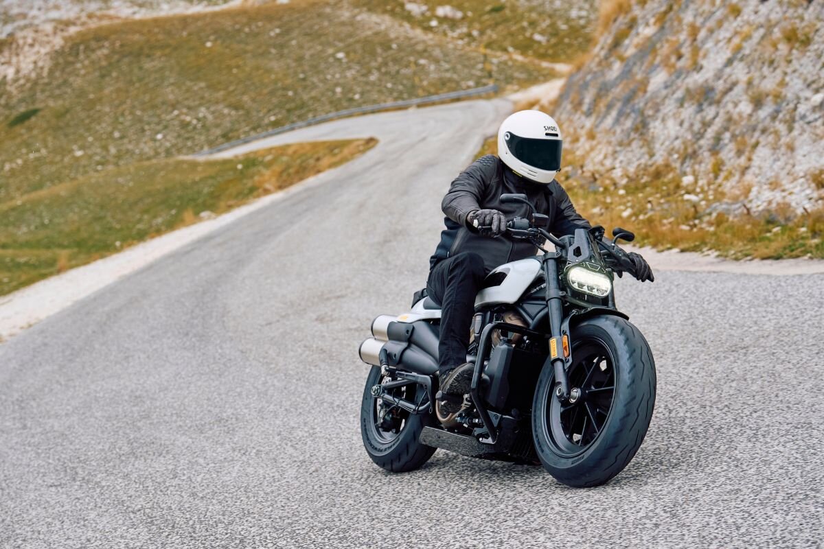 ワインディングを走るクルーザーバイク