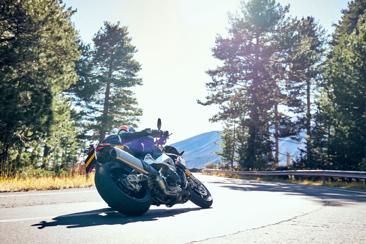 DIABLO ROSSO IVを装着したスポーツバイクの走行イメージ