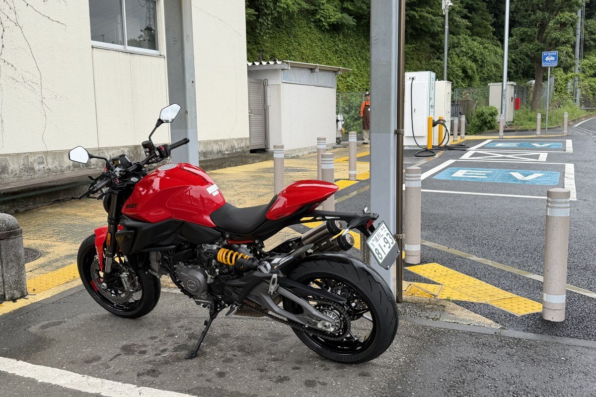 休憩中に駐車しているバイク