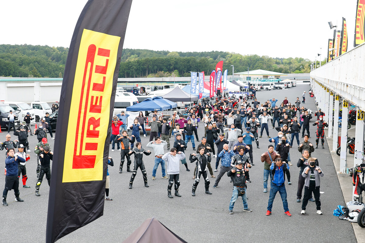 ユリシス体操で走行に備える参加者