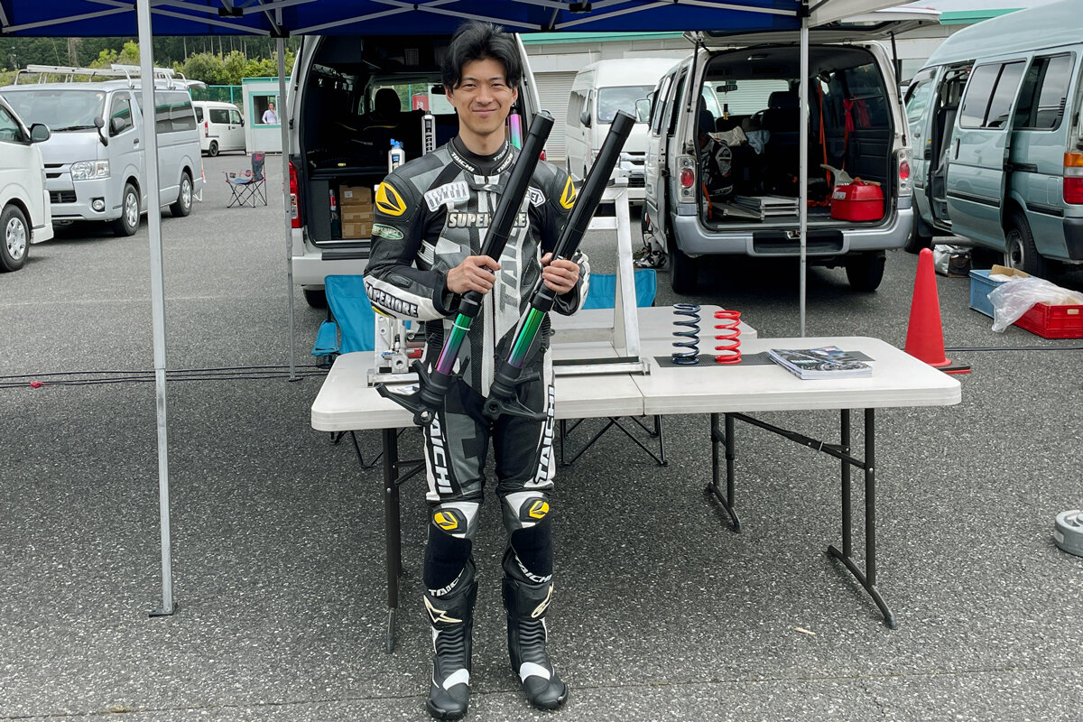 スクーデリアオクムラの奥村海さんとCB1000F用フロントフォーク