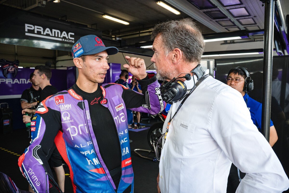 ジョルジオ・バルビエと会話するトプラク・ラズガットリオグル