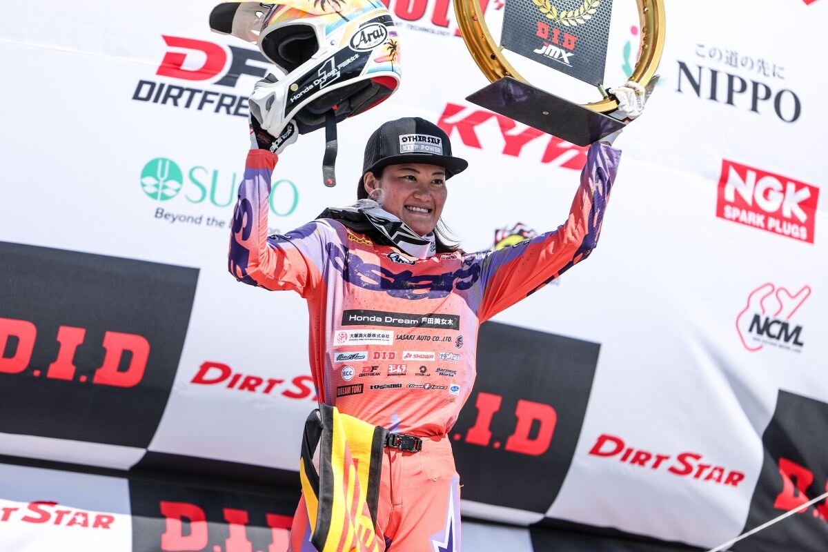 表彰台の川井麻央選手