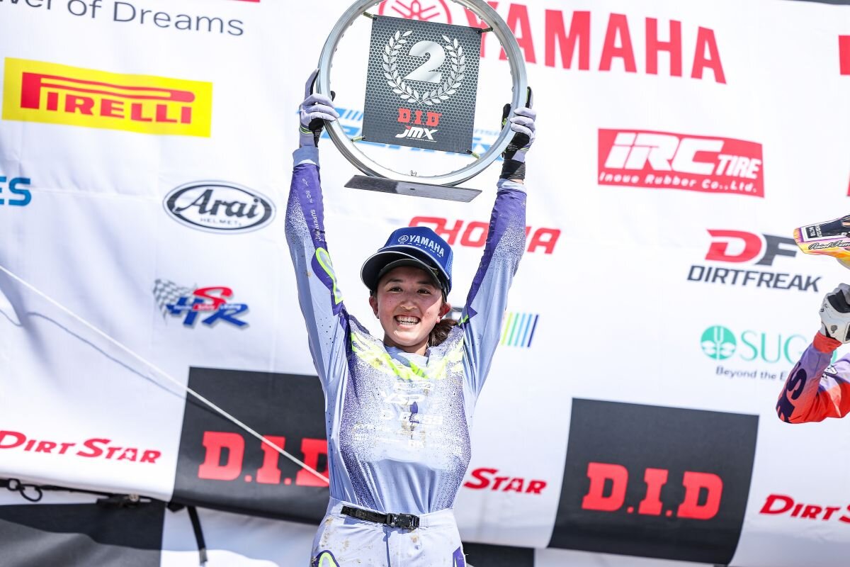 表彰台の川上真花選手