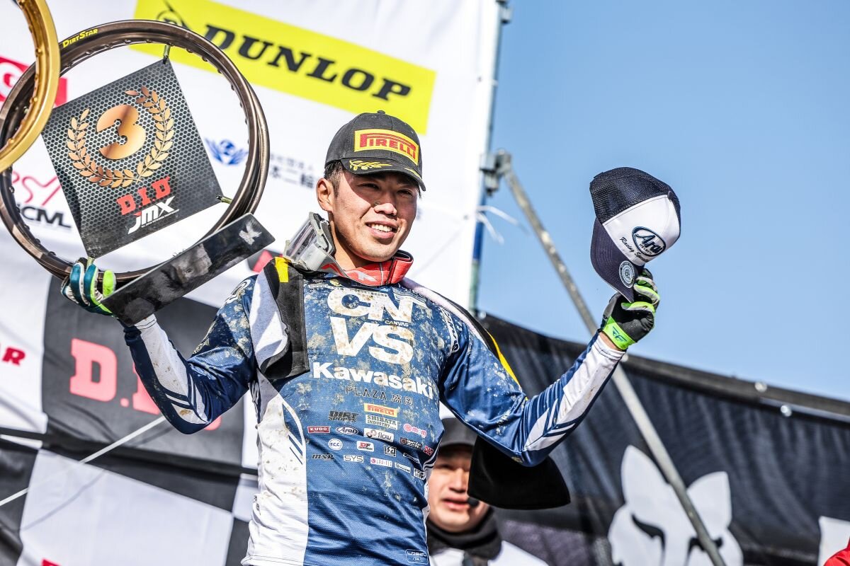 表彰台の横澤拓夢選手