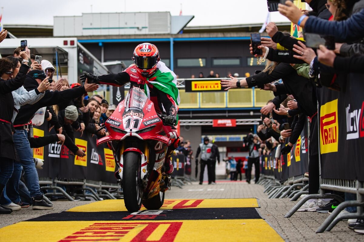 勝利後パドックへと戻るブレガ